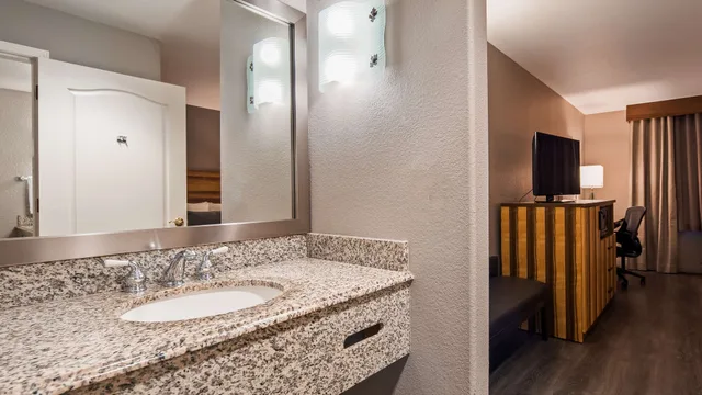 غرفة قياسية بسرير كينج، Best Western Cedar Inn & Suites 8/8