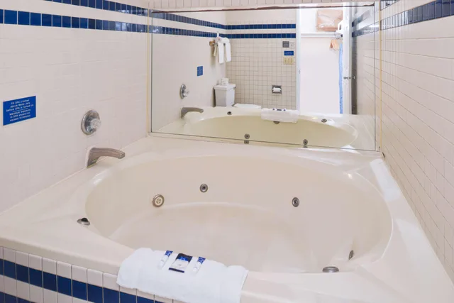 غرفة ديلوكس بسرير كينج، Americas Best Value Inn-Plattsburgh 4/5