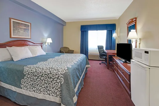 غرفة بزنس بسرير كينج مع أريكة، Days Inn By Wyndham Laramie 2/3
