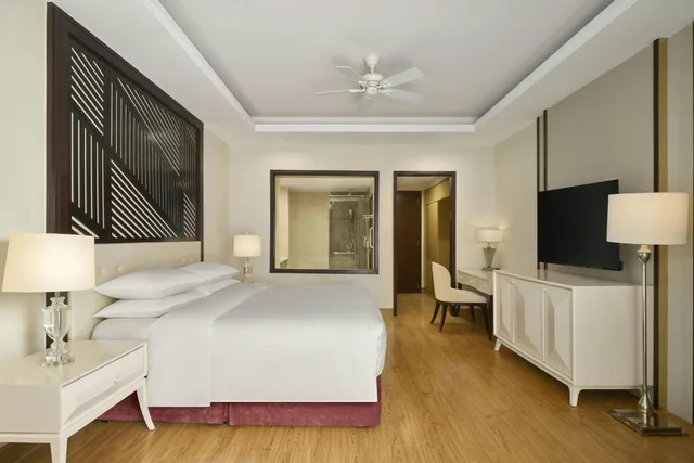 غرفة ديلوكس بسرير كينج بشرفة، Renaissance Hoi An Resort & Spa 1/10