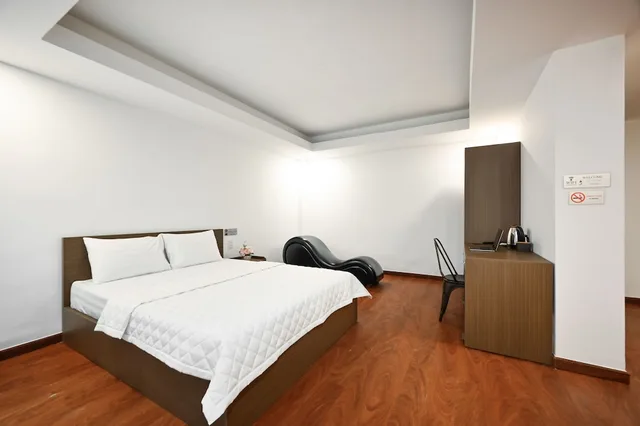 غرفة بريميوم ديلوكس بسرير كوين مع أريكة بحوض استحمام، Yoko Airport Saigon Hotel 3/6