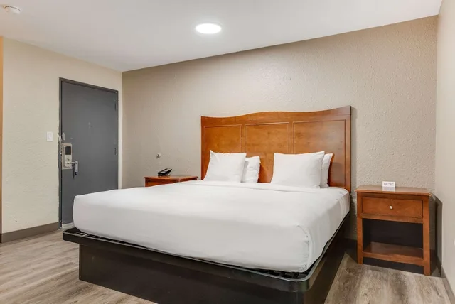 غرفة بسرير كوين لذوي الإعاقة، Suburban Studios Near Mesa Verde 3/10