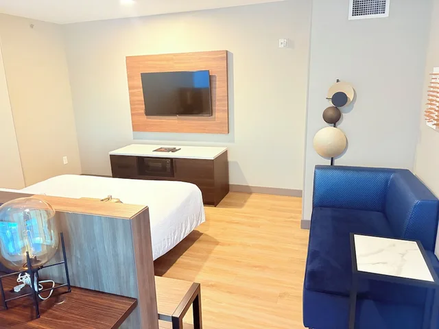 جناح استوديو ركني بسرير كينج لذوي الإعاقة، La Quinta Inn Suites By Wyndham Nashville Downtown Stadium 3/5