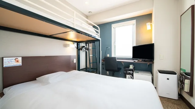 Super, 1 Double and 1 Single Bed، Super Hotel Naha Shintoshin 3/9