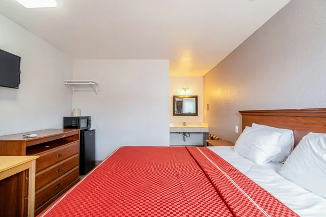 King Bed Smoking, OYO Budget Inn Falfurrias Hwy 281 4/10