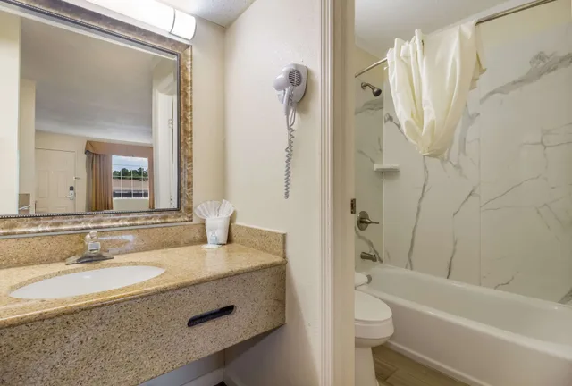 غرفة قياسية بسرير كينج، Suburban Studios Florence I-95 3/4