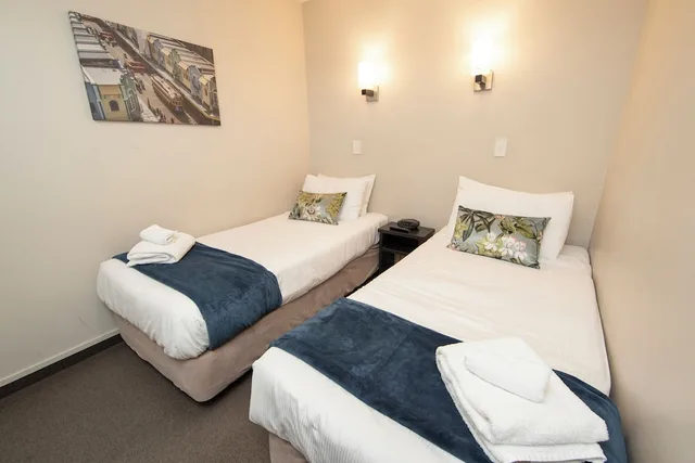 شقة بسرير كوين وسريرين منفصلين بغرفة نوم واحدة، Cranford Oak Motel 2/8
