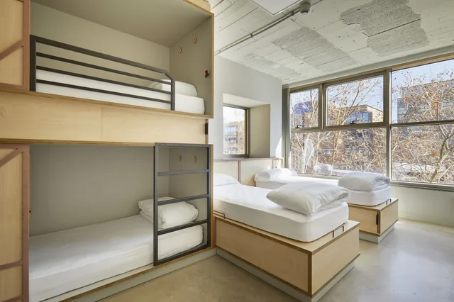 غرفة رباعية بأسرّة بطابقين بحمام خاص، Unite Hostel Barcelona 3/6