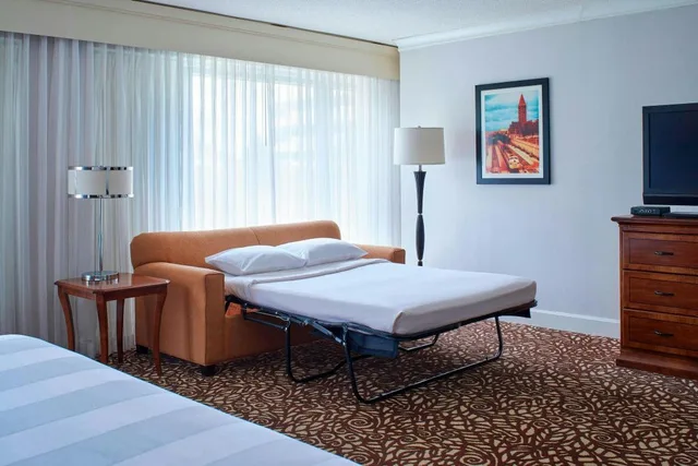 غرفة كبيرة بسرير كينج مع أريكة، Marriott Milwaukee West 1/3
