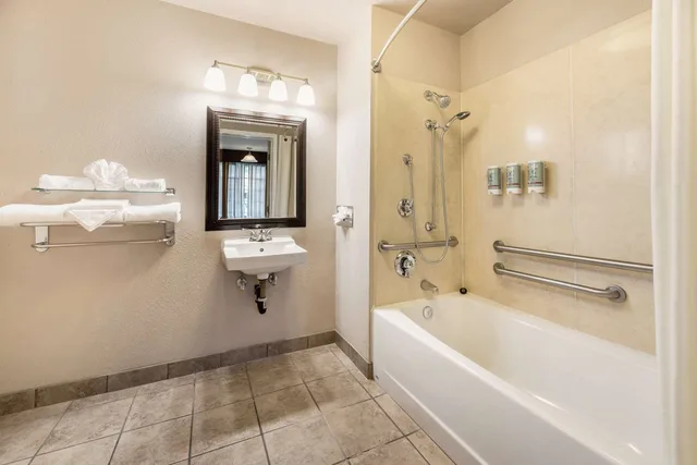 غرفة بسرير كوين بحوض استحمام لذوي الإعاقة، Best Western Frontier Motel 6/7