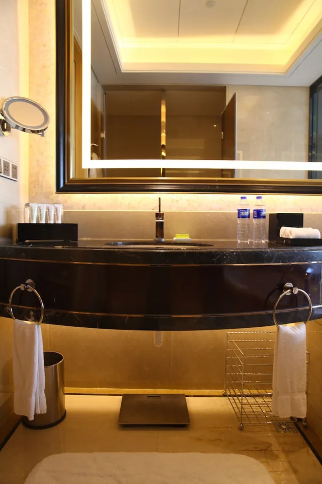 غرفة بسرير كينج بإطلالة على البحيرة، Le Meridien Yixing 3/3
