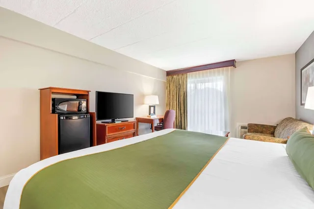 غرفة قياسية بسرير كينج مع أريكة، Best Western Capital Beltway Washington Dc 8/10