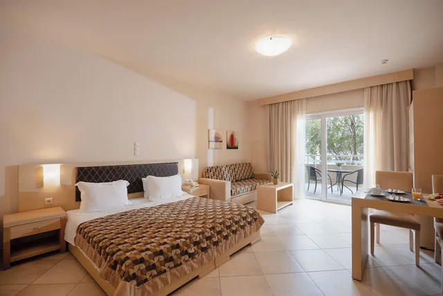 غرفة بسريرين منفصلين بإطلالة على البحر مع أريكة، Molos Bay Hotel 1/4