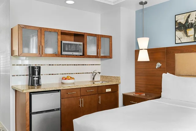 غرفة بسرير كينج بشرفة لذوي الإعاقة، Marriotts Desert Springs Villas II 3/4