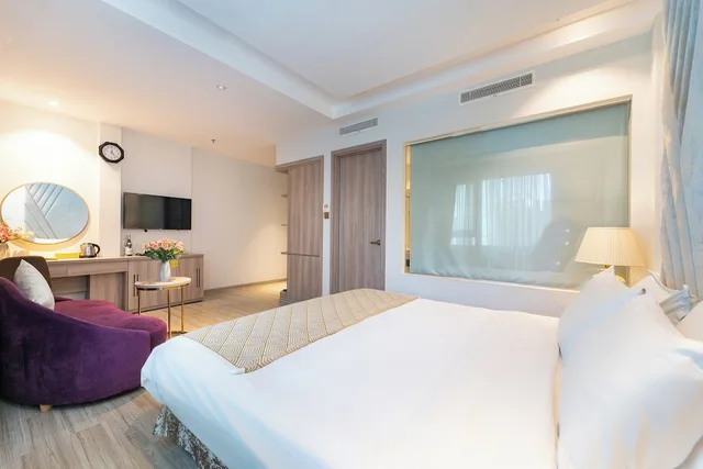 جناح بسرير كينج بإطلالة على المدينة بحوض استحمام، Nicecy Hotel Suites Spa 4/10