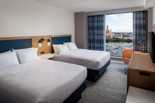 غرفة بسريرين كوين بإطلالة مع أريكة لذوي الإعاقة، Hampton Inn Boston Seaport District 1/4