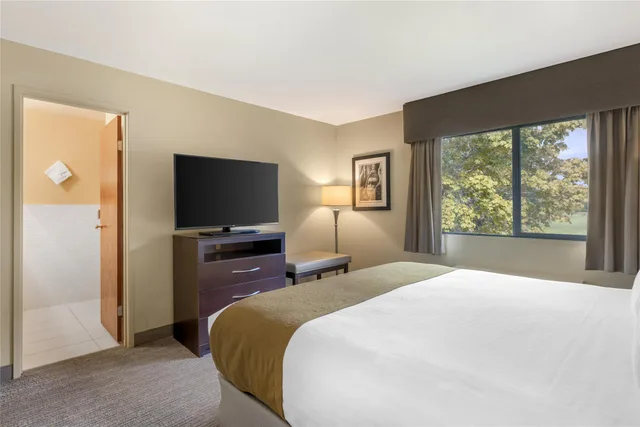 1 Bedroom, Suite, King Bed, Golf Course View, Balcony، Best Western Plus Plaza by the Green 3/5