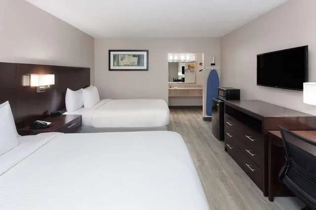 غرفة بسريرين مزدوجين بإطلالة على المسبح، Days Inn By Wyndham Melbourne 1/6