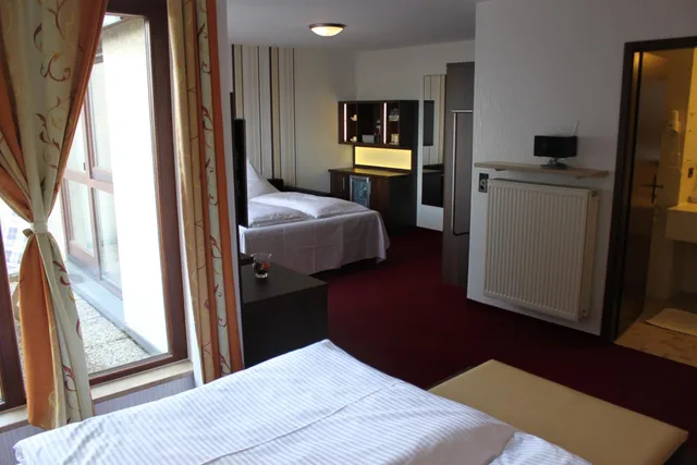 غرفة رباعية بسرير كينج، Lobinger Parkhotel 3/10