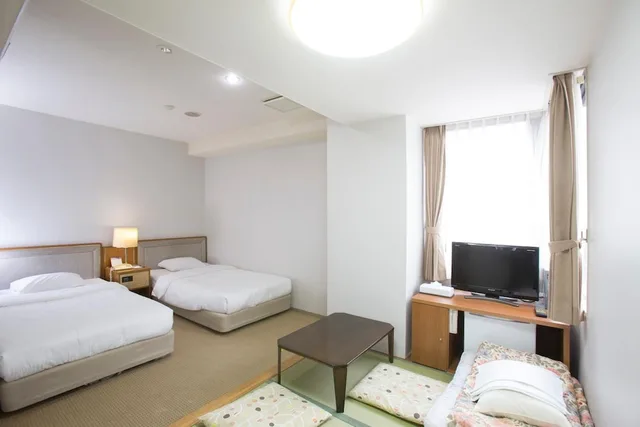 غرفة يابانية غربية بسريرين منفصلين وفرشتي فوتون، Tetoranze Makuhari Inagekaigan Hotel 1/1