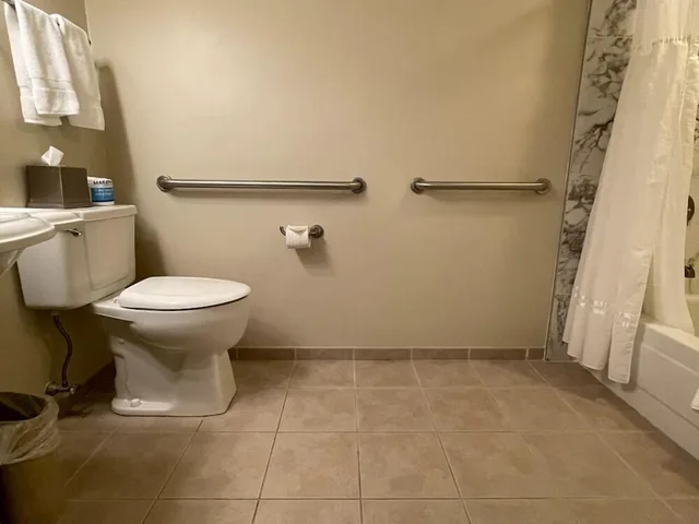 غرفة بسرير كوين بمطبخ لذوي الإعاقة، The Essex Vermont S Culinary Resort Spa 5/8