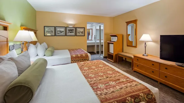 Standard, 2 Queen Beds, Accessible, Best Western Plus King's Inn & Suites 3/9