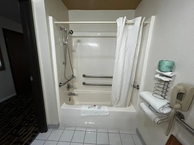 غرفة بسرير كينج بحوض جاكوزي، West Point Inn & Suites 4/5