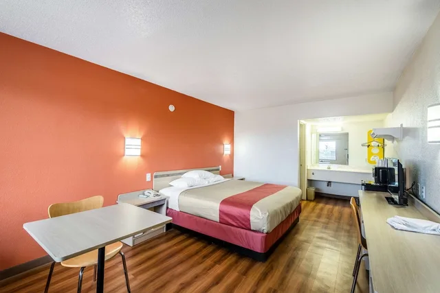 غرفة قياسية بسرير كينج، Motel6 Anniston, AL 2/4