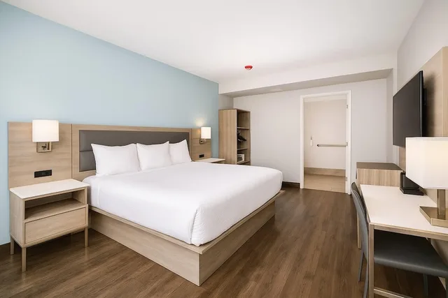 غرفة بسرير كينج لذوي الإعاقة، Travelodge By Wyndham LAX South 2/10