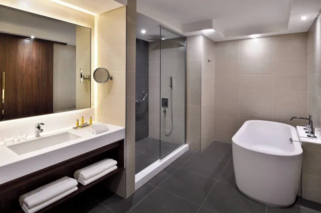 جناح بسرير كينج للمدخنين، فندق ماريوت مطار الرياض(Riyadh Airport Marriott Hotel) 2/3