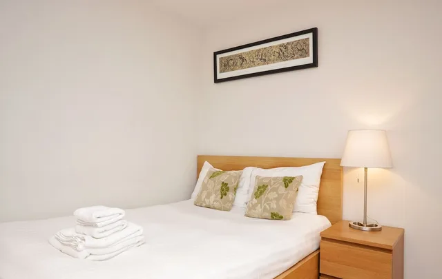 Semi Basement, Double Bed, Garden Access, Ground Floor, Notting Hill Serviced Apartments by Concept Apartments 3/5