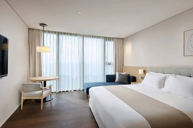 غرفة قياسية بسرير مزدوج بإطلالة على الحديقة، Shilla Stay Plus Iho Tewoo Ocean Front 1/2