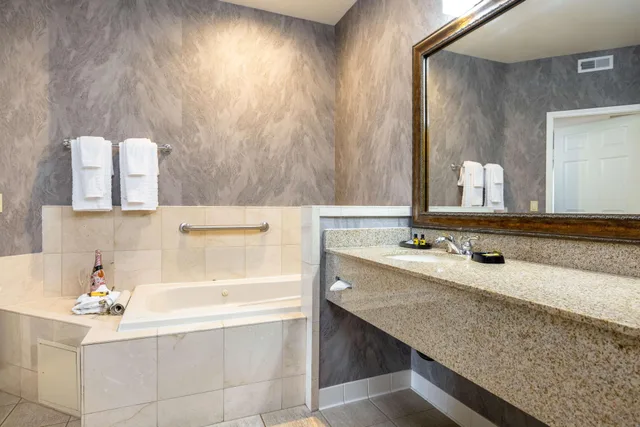 جناح بسرير كينج بمنطقة جلوس بحوض جاكوزي بمطبخ، Best Western Plus Dixon Davis 8/9