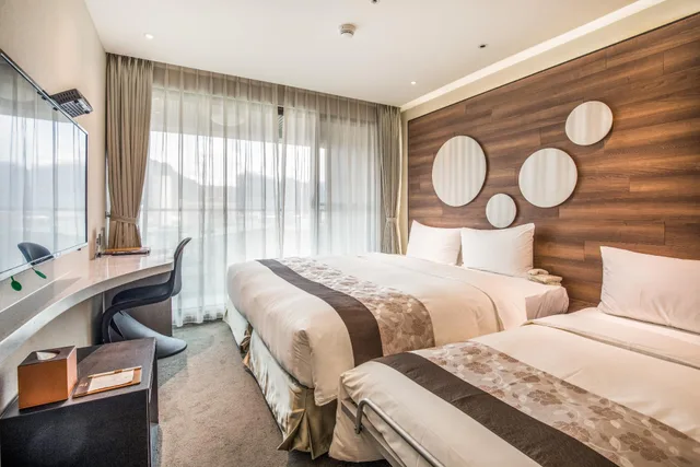 غرفة ثلاثية بسرير مزدوج مع سرير إضافي، Green World Hotel Songshan 1/2