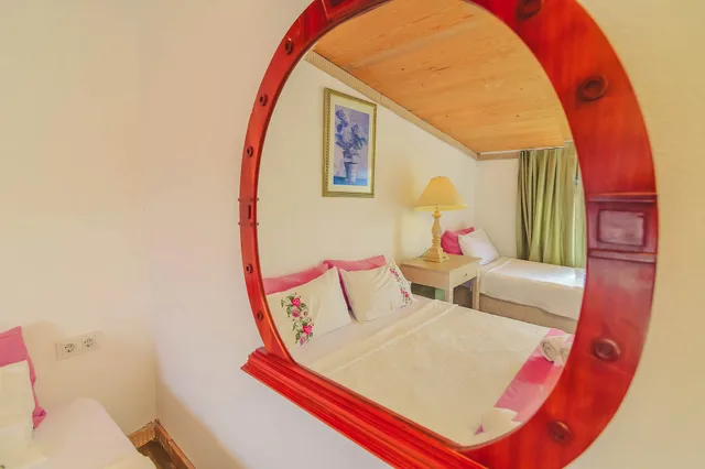 غرفة كومفورت ثلاثية بثلاثة أسرّة بشرفة، Alacati Asmali Konak Hotel 4/6