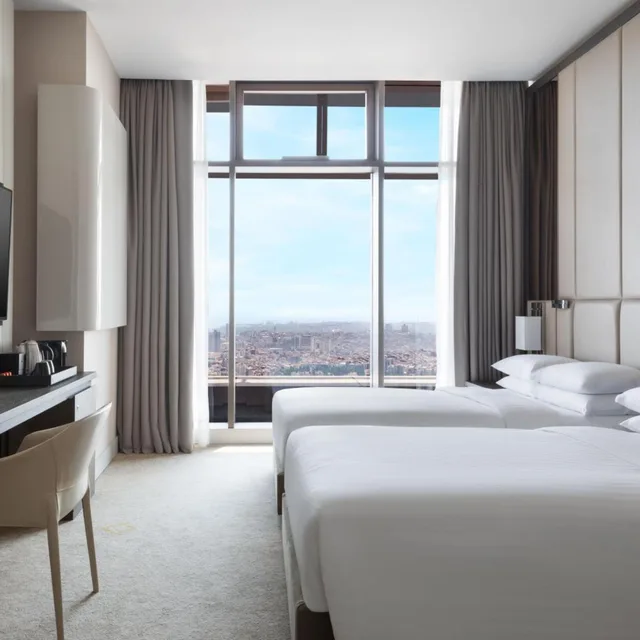 غرفة سوبيريور تنفيذية بسريرين منفصلين بإطلالة على البحر مع دخول الصالة، Istanbul Marriott Hotel Sisli 2/6