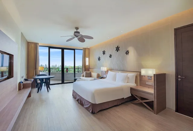 غرفة قياسية بسرير كينج بإطلالة على البحر للمدخنين، Crowne Plaza Hailing Island 2/6