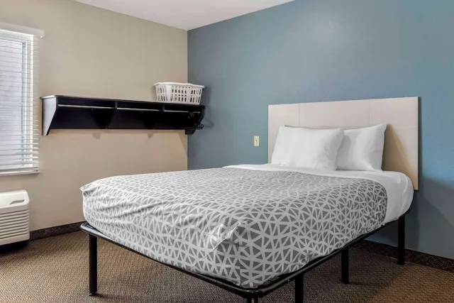 غرفة بسرير كوين لذوي الإعاقة، WoodSpring Suites Raleigh Garner 1/3