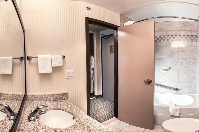 جناح جونيور بسرير كينج بحوض جاكوزي، Quality Inn & Suites Yorkton 1/1