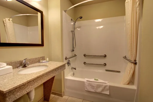 جناح بسرير كينج لذوي الإعاقة، Cobblestone Inn Suites Rugby 2/3