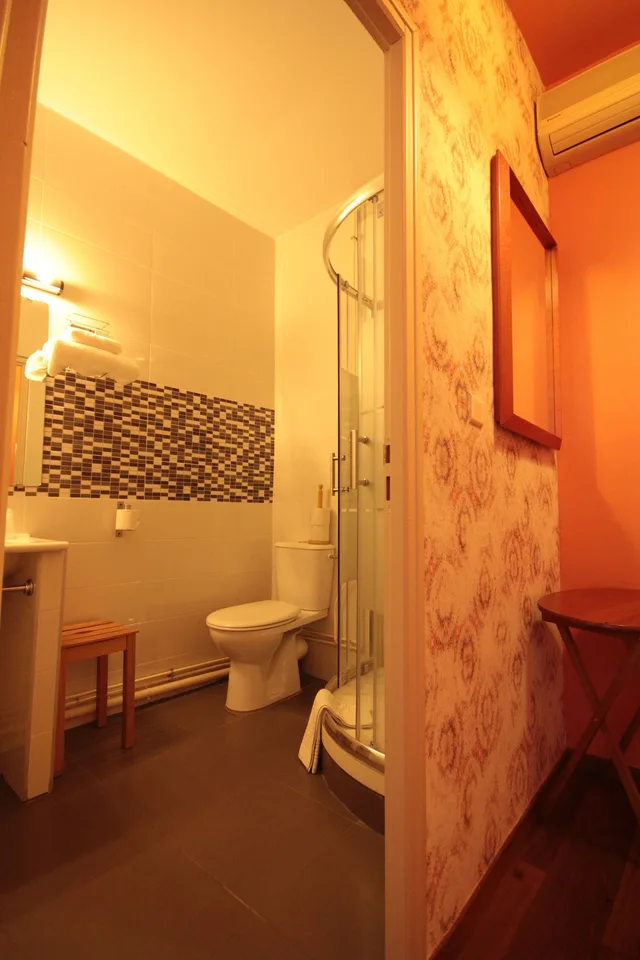 Room, 1 Queen and 1 Single Bed, Hotel Des Arts 3/3