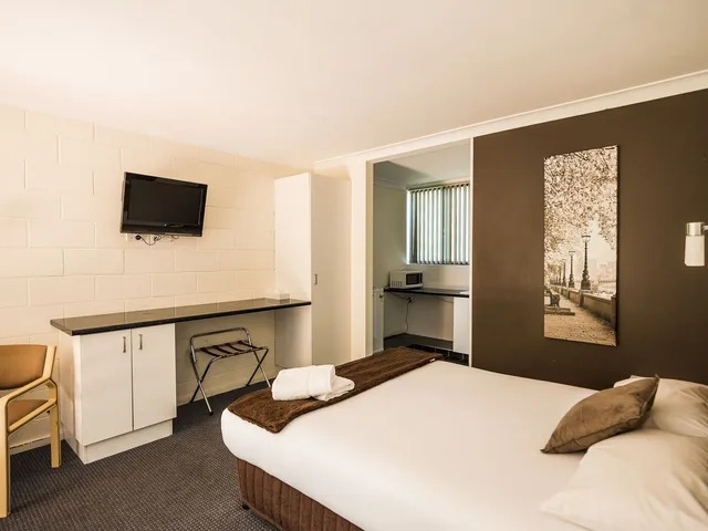 2 Bedrooms, Family, 2 Queen and Twin Beds, Large, Plainsman Motel 3/9