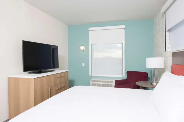 جناح بسرير كينج بغرفة نوم واحدة مع أريكة، Home2 Suites by Hilton Louisville Downtown NuLu 1/3