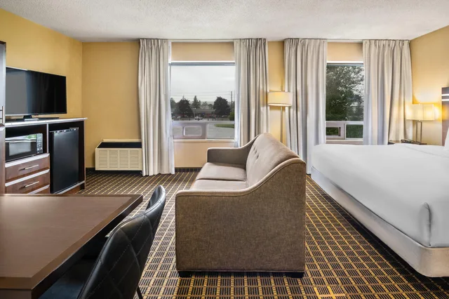 جناح بسرير كوين، Comfort Inn Guelph 1/1