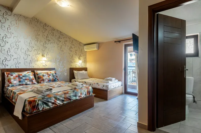 غرفة ثلاثية بسرير مزدوج وسرير فردي، Toti Boutique Rooms 1/6