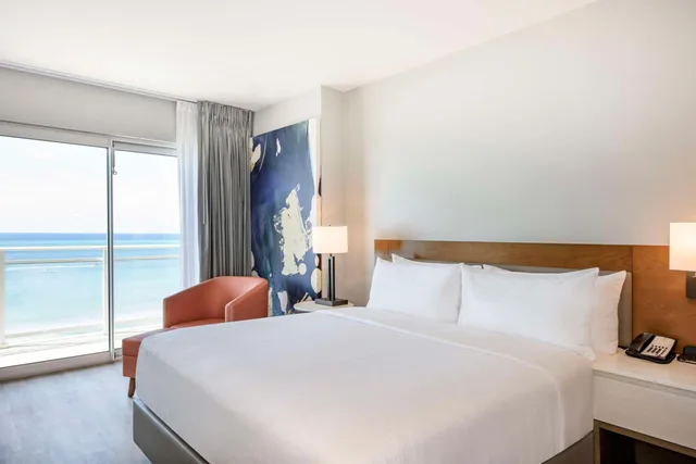 جناح بسرير كوين بإطلالة على البحر بغرفة نوم واحدة في الطابق العلوي، Embassy Suites by Hilton Aruba Resort 3/6