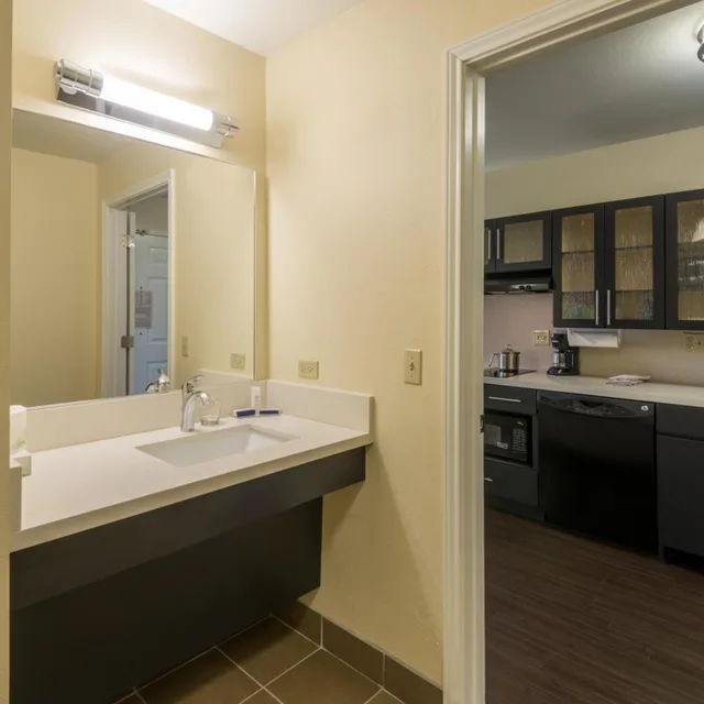 جناح استوديو بسريرين كوين مع أريكة بمطبخ لذوي الإعاقة، Candlewood Suites Midwest City 2/4