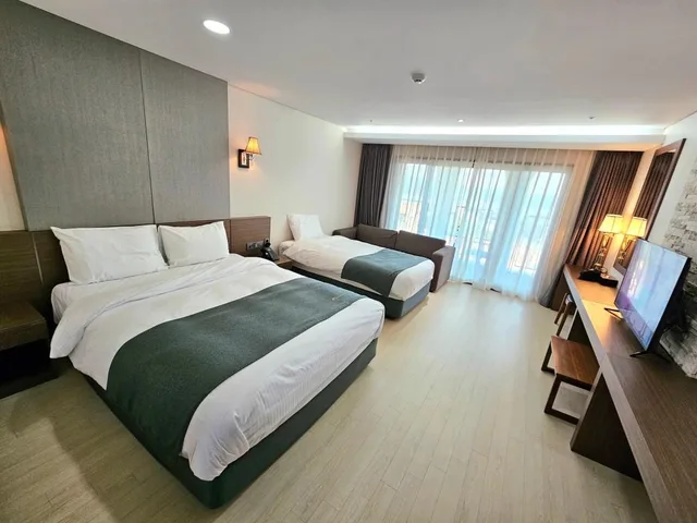 غرفة ديلوكس بسريرين منفصلين وسرير مزدوج وسرير فردي، The Soom Forest Hotel 1/1
