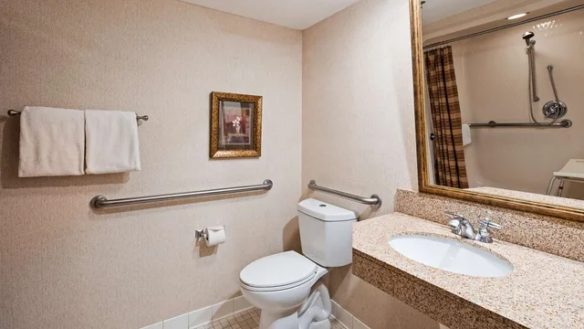 غرفة بسرير كوين لذوي الإعاقة، Inn at Santa Fe, SureStay Collection by Best Western 3/3