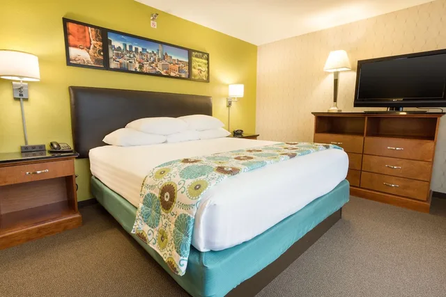 جناح بسرير كينج بغرفتين مع أريكة في طابق مرتفع، Drury Inn & Suites Near the Galleria Houston 2/5